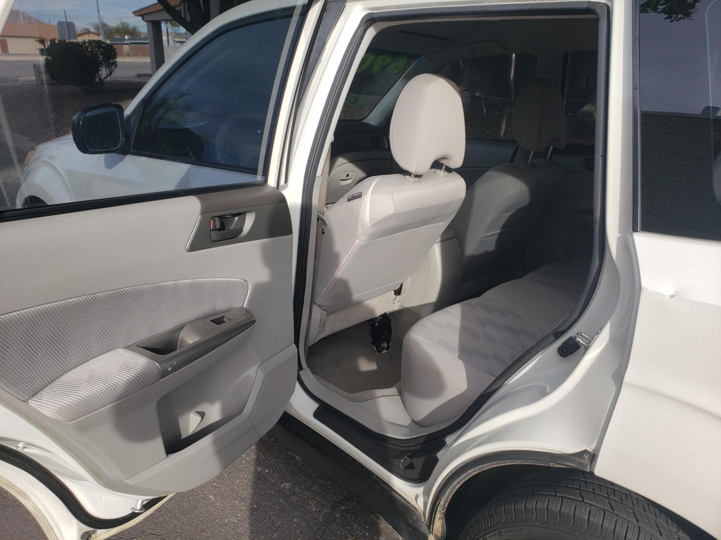 2010 WHITE /gray Subaru Forester (JF2SH6BC3AH) with an 2.4L L4 DOHC 16V engine, 5-Speed Automatic transmission, located at 323 E Dunlap Ave., Phoenix, AZ, 85020, (602) 331-9000, 33.567677, -112.069000 - 2010 Subaru Forester,......EXCELLENT condition,.... Ice Cold A/C, Gray interior with lite gray cloth seats in near perfect condition, New brakes, Tune up, Stereo/CD Player, Satellite compatible, This suv is gorgeous inside and out, Incredible gas mileage! Arizona title , Runs and Drives Excellent... - Photo#10